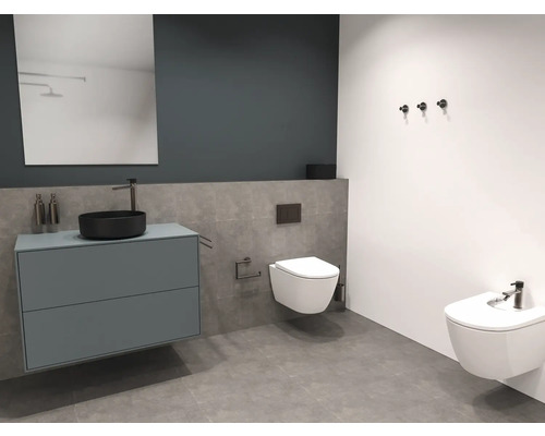 Salle de bains avec meuble-lavabo, miroir, toilettes et bidet.