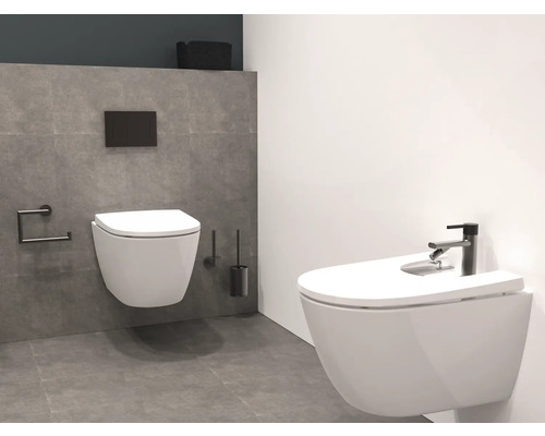 Salle de bains avec WC suspendu et bidet, robinetterie, plaque de commande, brosse de toilette et porte-papier