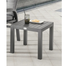 Quadratischer Gartentisch aus Aluminium mit Getränk und Gebäck