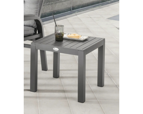 Quadratischer Gartentisch aus Aluminium mit Getränk und Gebäck