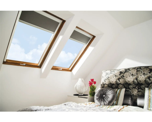Schlafzimmer mit Dachfenstern und Rollläden