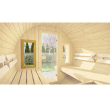 Vue intérieure d''un sauna tonneau avec des bancs en bois et des fenêtres.