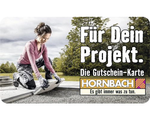 "Frau verlegt Terrassenplatten im Außenbereich