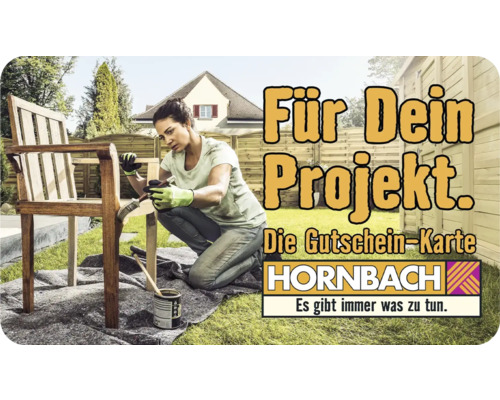 Eine Frau streicht einen Holzstuhl im Garten mit dem Hornbach Gutschein im Hintergrund.
