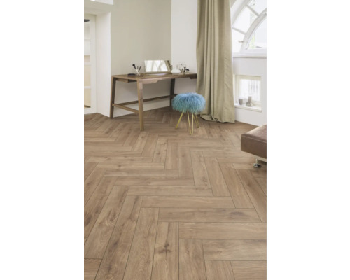 Intérieur avec parquet en motif à chevrons, coiffeuse et tabouret