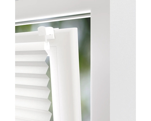 Detailaufnahme eines weißen Plissees am Fenster