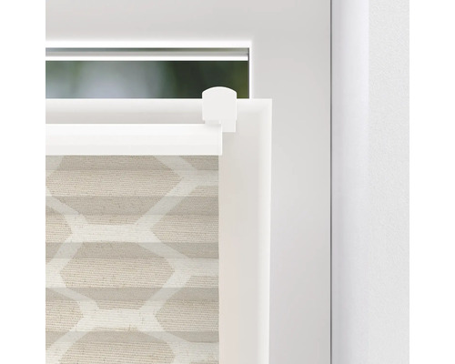 Vue détaillée d''un store plissé beige avec motif géométrique à la fenêtre