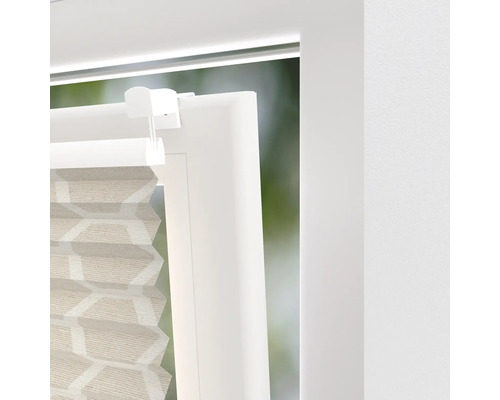 Vue détaillée d''un store plissé sur un cadre de fenêtre