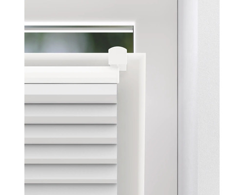Vue détaillée d''un store plissé blanc sur une fenêtre