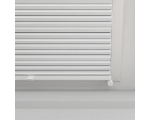 Store plissé fermé à la fenêtre