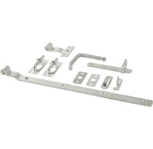 Torriegel-Set aus Metall, bestehend aus Riegel, Angeln und Beschlägen.