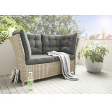 Gartensitzgruppe aus Rattan mit grauen Kissen auf einem Balkon
