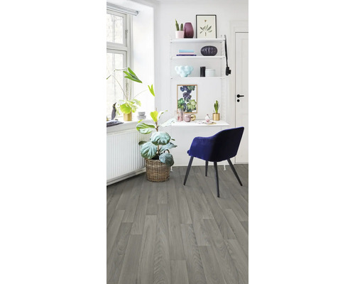 Heller Wohnraum mit grauem Vinylboden, Schreibtisch und Dekoration