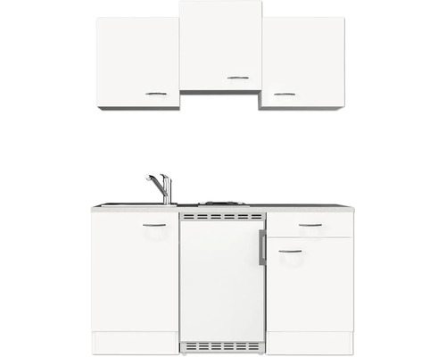 Cuisine équipée avec évier, plaque de cuisson, réfrigérateur et éléments hauts.