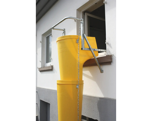 Bauschuttrutsche mit Fensterbefestigung zur Abfallentsorgung auf einer Baustelle