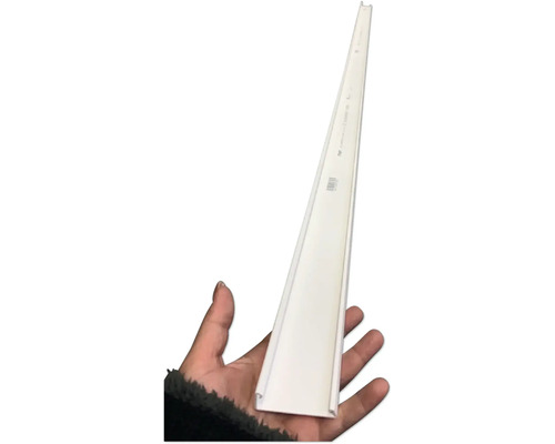 Kunststoff-Kabelführung in der Hand gehalten.