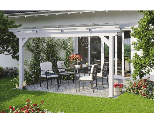 Terrassenüberdachung SKAN HOLZ Ancona 434x250 cm weiß Gartenszene mit Holzpergola, Gartentisch und Stühlen auf Kiesboden