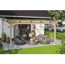 Überdachte Terrasse mit Gartenmöbeln und Paar im Gespräch