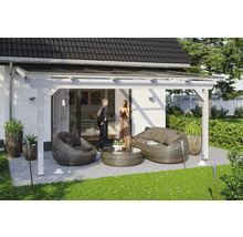 Terrasse mit Holzüberdachung, Gartenmöbeln und Pflanzen