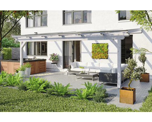 Terrassenüberdachung SKAN HOLZ Ancona 648x250 cm weiß Terrasse mit Holzpavillon, Whirlpool, Sitzgruppe und Bepflanzung vor einem Wohnhaus.