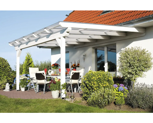 Terrasse couverte avec mobilier de jardin et plantes