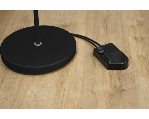 Detailaufnahme des Fusses einer Stehlampe mit Dimmschalter