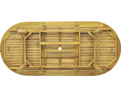 Unterseite des Gartentisches aus Holz mit ovaler Tischplatte und vier Beinen