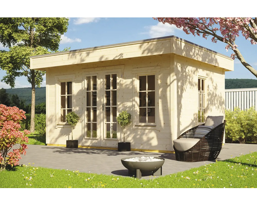 Cabane de jardin en bois avec terrasse, chaise et foyer dans le jardin.