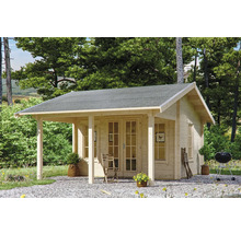 Abri de jardin en bois avec véranda couverte et espace barbecue dans le jardin.