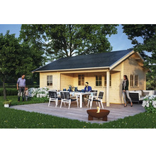 Maison de jardin en bois avec terrasse, mobilier de jardin et foyer dans un environnement verdoyant
