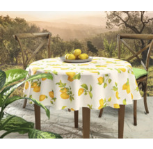 Table ronde avec une nappe à motif citron sur une terrasse avec des chaises