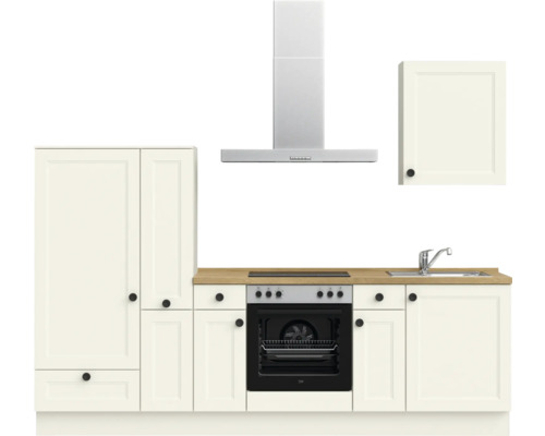 Cuisine équipée avec évier, plaque de cuisson, four, hotte aspirante et armoires de cuisine