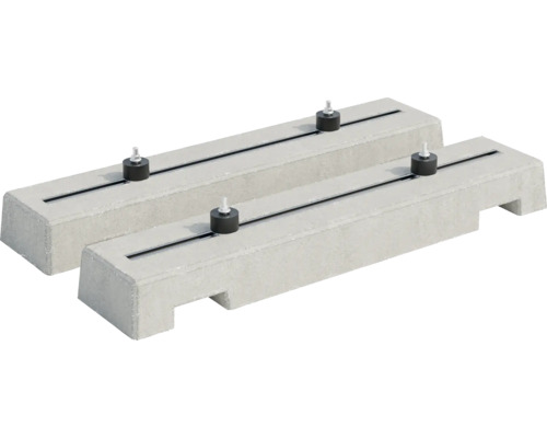 Zwei Beton Rasenkanten mit Nivellierelementen