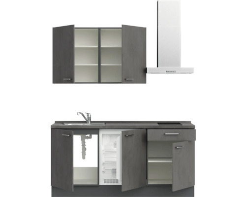 Cuisine équipée avec évier, réfrigérateur, plaque de cuisson, hotte et meubles hauts