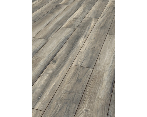 Verlegter Laminatboden in Holzoptik.