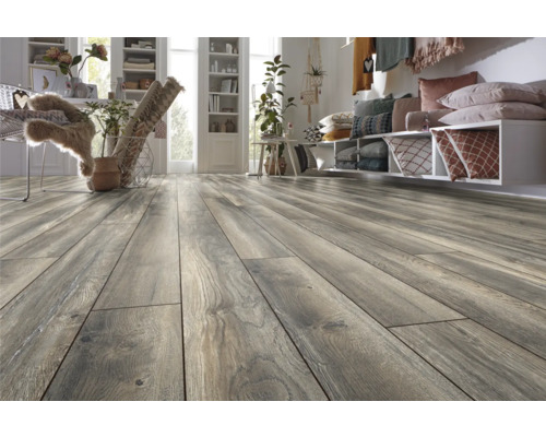 Verlegter Laminatboden im Wohnzimmer