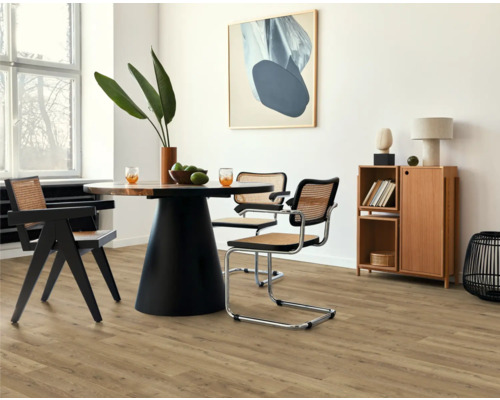 Salle à manger avec table, chaises et plancher en bois
