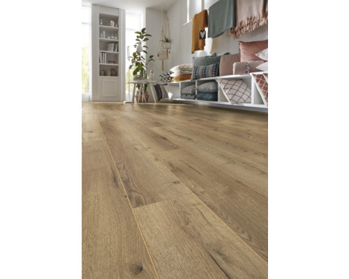 Pièce lumineuse avec sol stratifié imitation bois, étagères et décorations