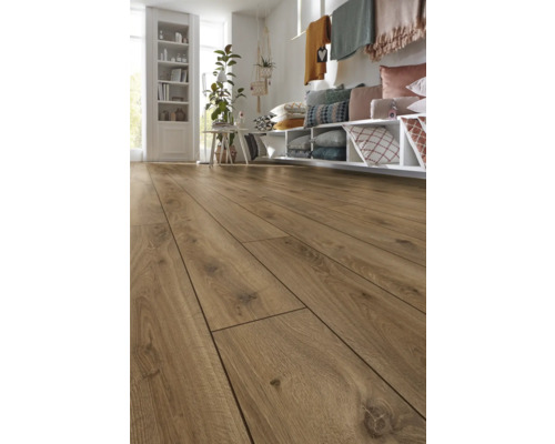 Pièce lumineuse avec sol stratifié imitation bois, étagères et décorations