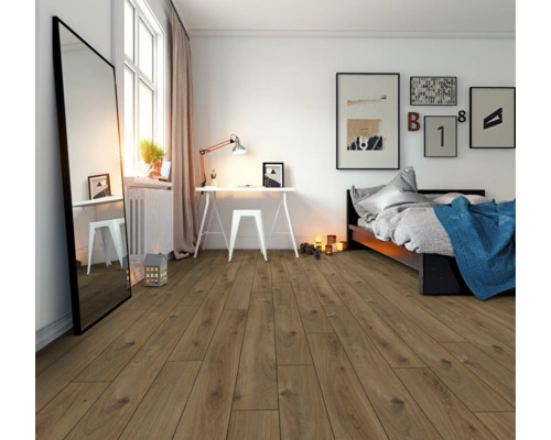 Chambre claire avec plancher en bois, lit, bureau et miroir