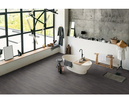 Salle de bains avec baignoire îlot, plancher en bois et grande fenêtre
