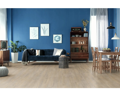 Wohnzimmer mit Sofa, Esstisch und Holzboden