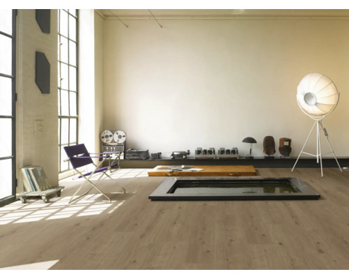 Heller Raum mit Holzboden, Sessel und Dekoration