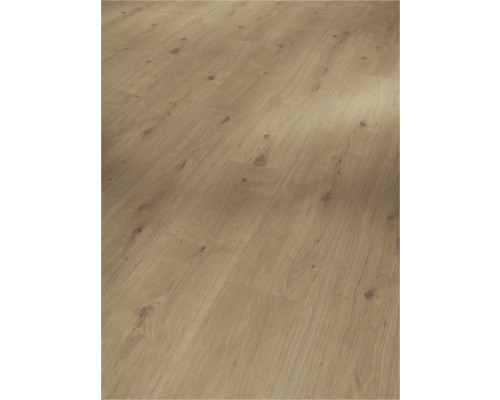 Nahaufnahme von verlegtem Laminatboden in Holzoptik.