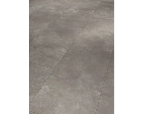 Verlegte Bodenfliesen im Innenbereich.