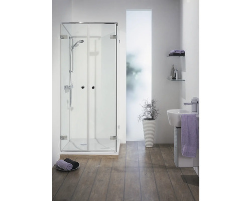 Porte de douche avec paroi latérale avec porte battante BREUER First Glass 90 x 90 cm couleur du profilé chrome décor de vitre verre transparent avec verre antitache butée de paroi latérale à droite poignée tampon Salle de bains lumineuse avec cabine de douche, lavabo et plancher en bois