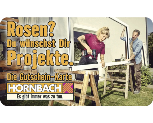 Hornbach Gutschein-Karte: Heimwerker arbeiten an einem Fensterrahmen mit Werkzeugen.