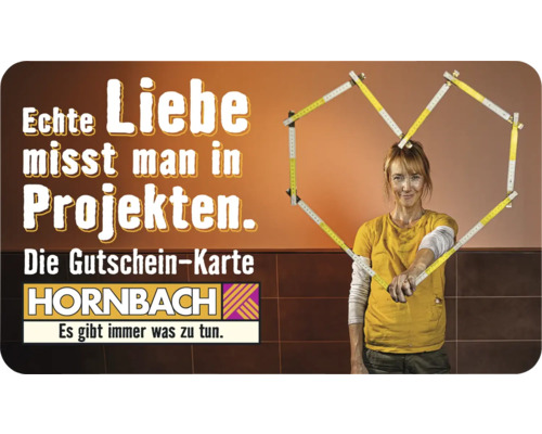 "Frau hält Zollstock in Herzform