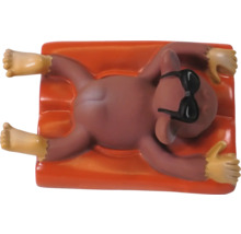 Figurine d''un singe avec des lunettes de soleil sur un matelas pneumatique