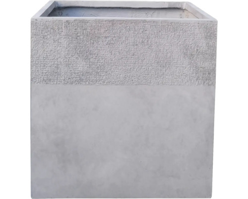 Quadratischer Pflanzkübel aus Beton mit strukturierter Oberfläche Quadratischer Pflanzkübel aus Beton mit strukturierter Oberfläche
